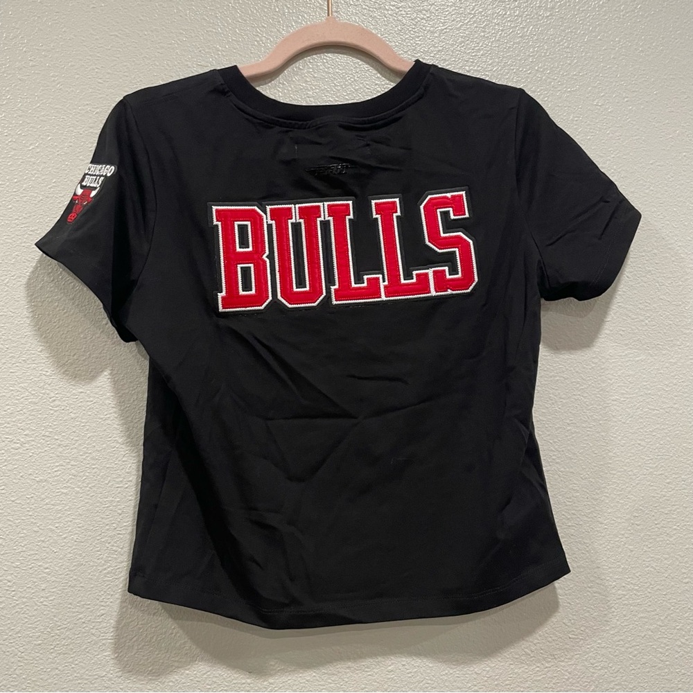 Urban Outfitters NBA Chicago Bulls Embroidered Baby Tee Women’s Size Medium - Picture 6 of 8